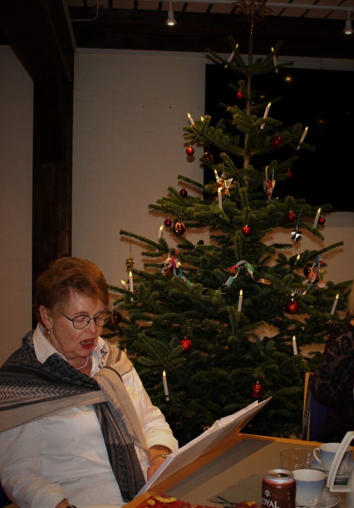 Julefrokost 2022. Fællessang foran juletræet. Foto: Kirsten Treebak