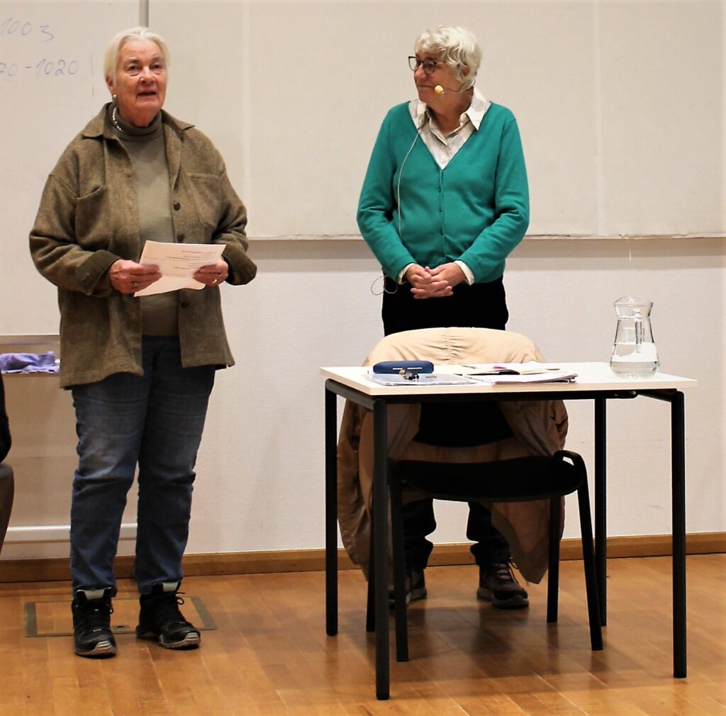 Leif den Lykkelige foredrag. Karin Arveschoug Jensen byder velkommen til foredragsholder Lise Søelund. Foto: Kirsten Treebak.