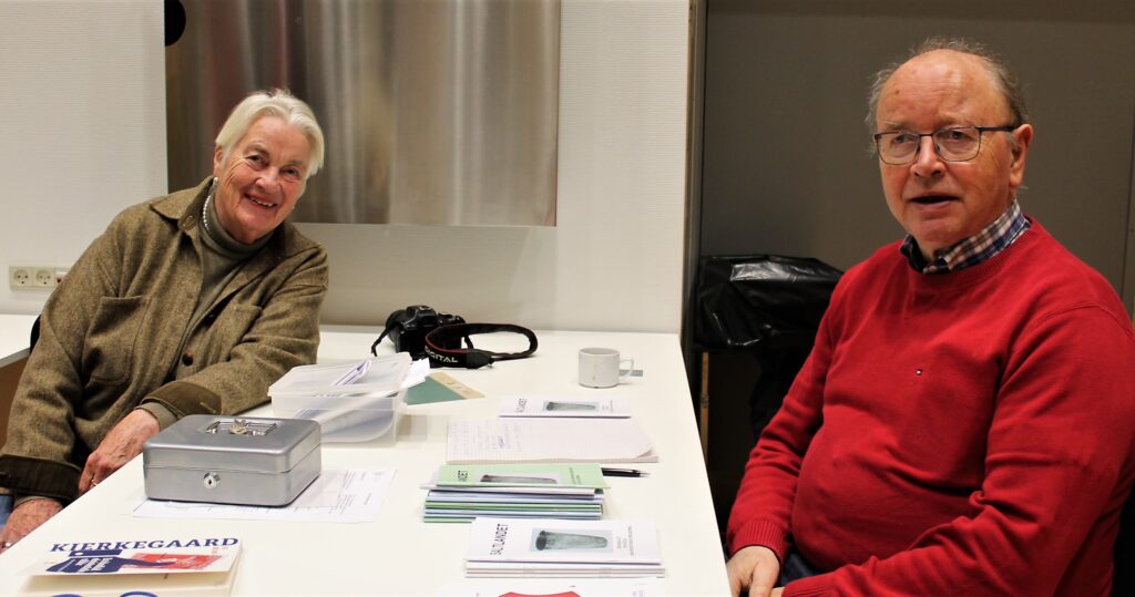 Leif den Lykkelige foredrag. To tilfredse arrangører: Karin Arveschoug Jensen, Foreningen NORDEN Frederikshavn - Sæby, og Holger Almholt, Saltlandet historisk forening for Sæby og omegn. Foto: Kirsten Treebak.